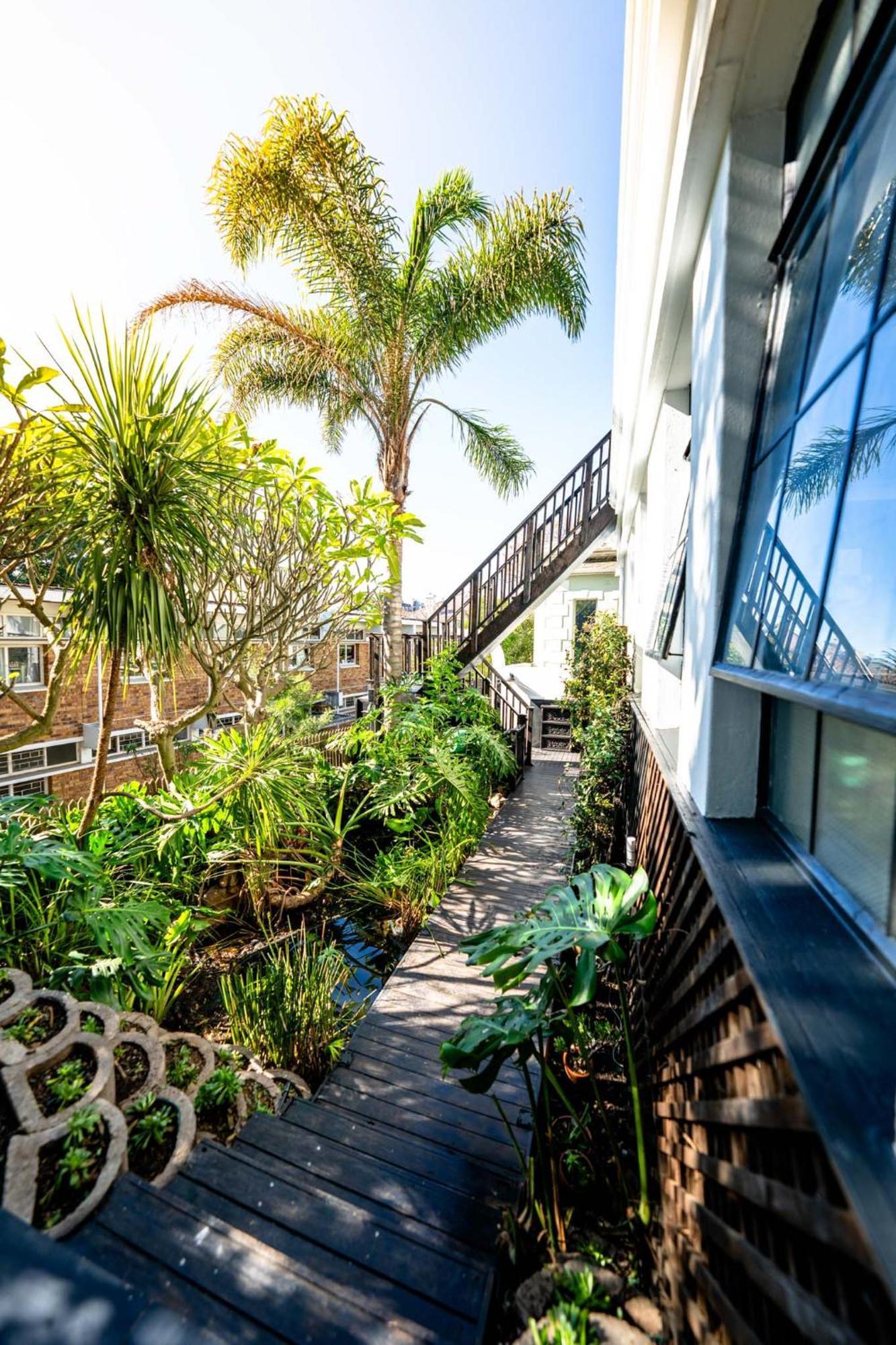Point's Snug - Indulge In An Urban Oasis Apartment *
